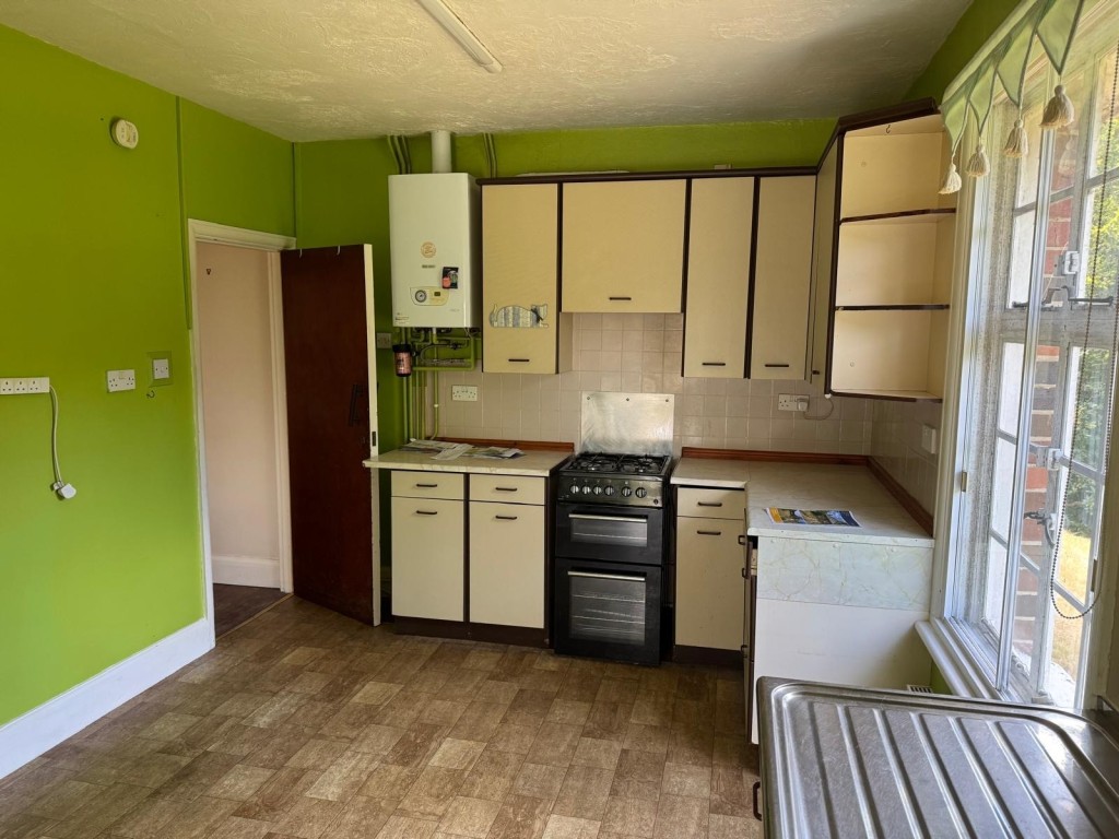 Lot: 140 - CHALET BUNGALOW ON ONE ACRE PLOT IN SEMI-RURAL LOCATION - Alternate view of the kitchen